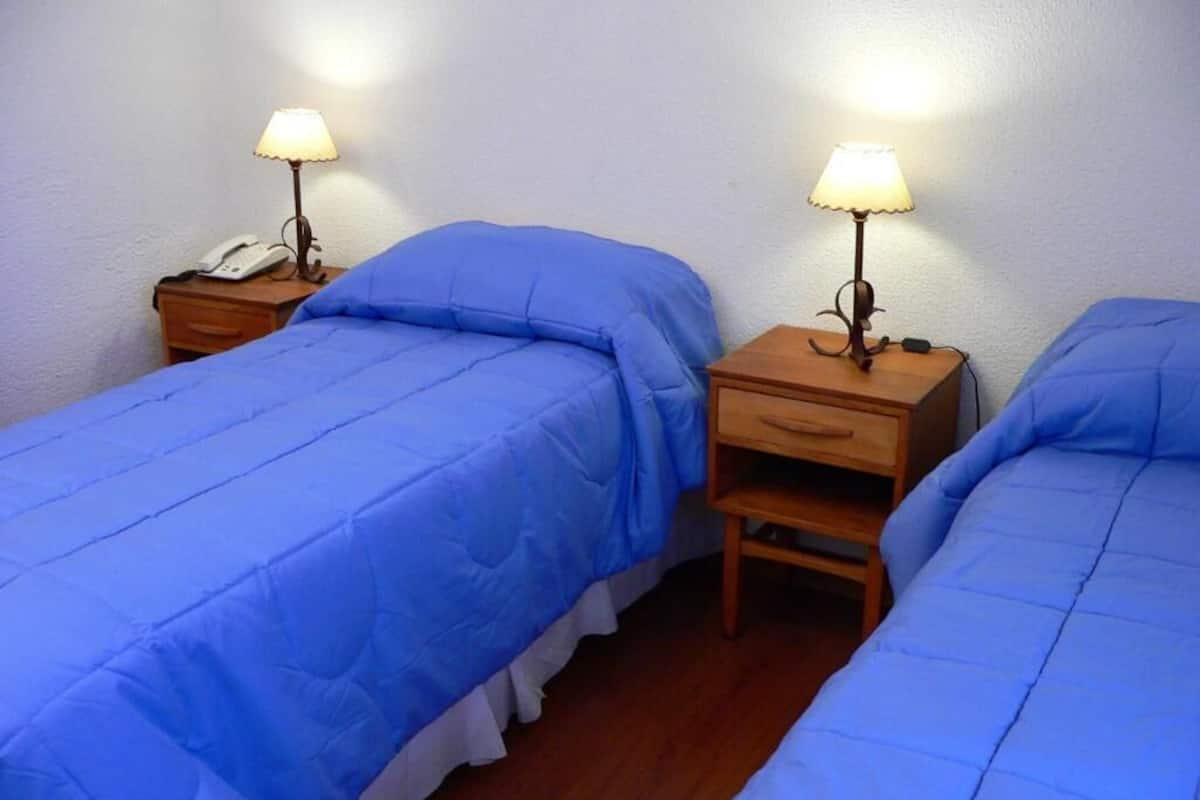 Caja fuerte y espacio para trabajar con un portátil