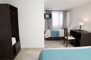 Habitació triple superior | Caixa forta a l'habitació i espai de treball apte per a portàtils 