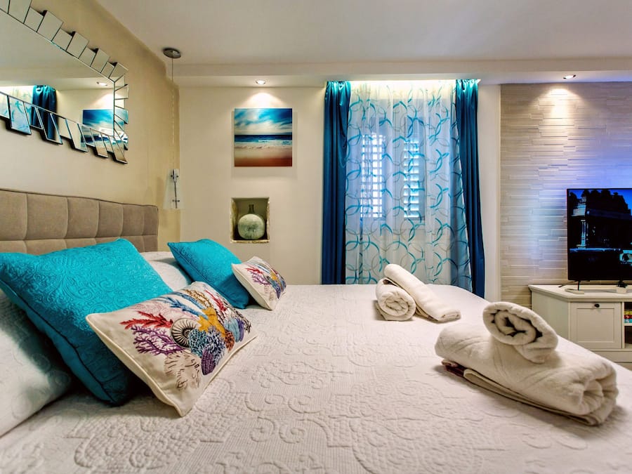 Luxury Double Room, 1 King Bed | Individually decorated, individually furnished, free cribs/infant beds