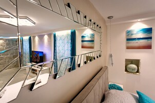 Luxury-Doppelzimmer, 1 King-Bett | Individuell dekoriert, individuell eingerichtet, kostenlose Babybetten