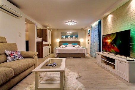 Luxury Double Room, 1 King Bed | Individually decorated, individually furnished, free cribs/infant beds. House Sandra