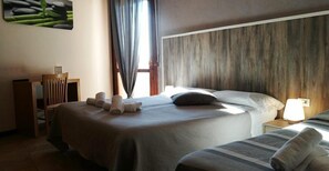 Dreibettzimmer, Mehrere Betten | Minibar, Zimmersafe, Schreibtisch, kostenloses WLAN