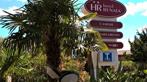 A hotel sign with amenities including free WiFi, a parking sign, and a smoking area.