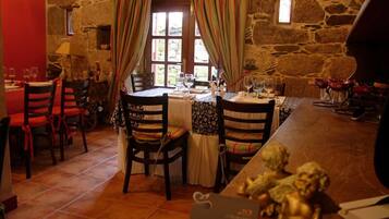 Menyajikan masakan daerah