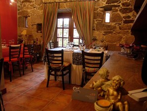 供應晚餐，地區料理