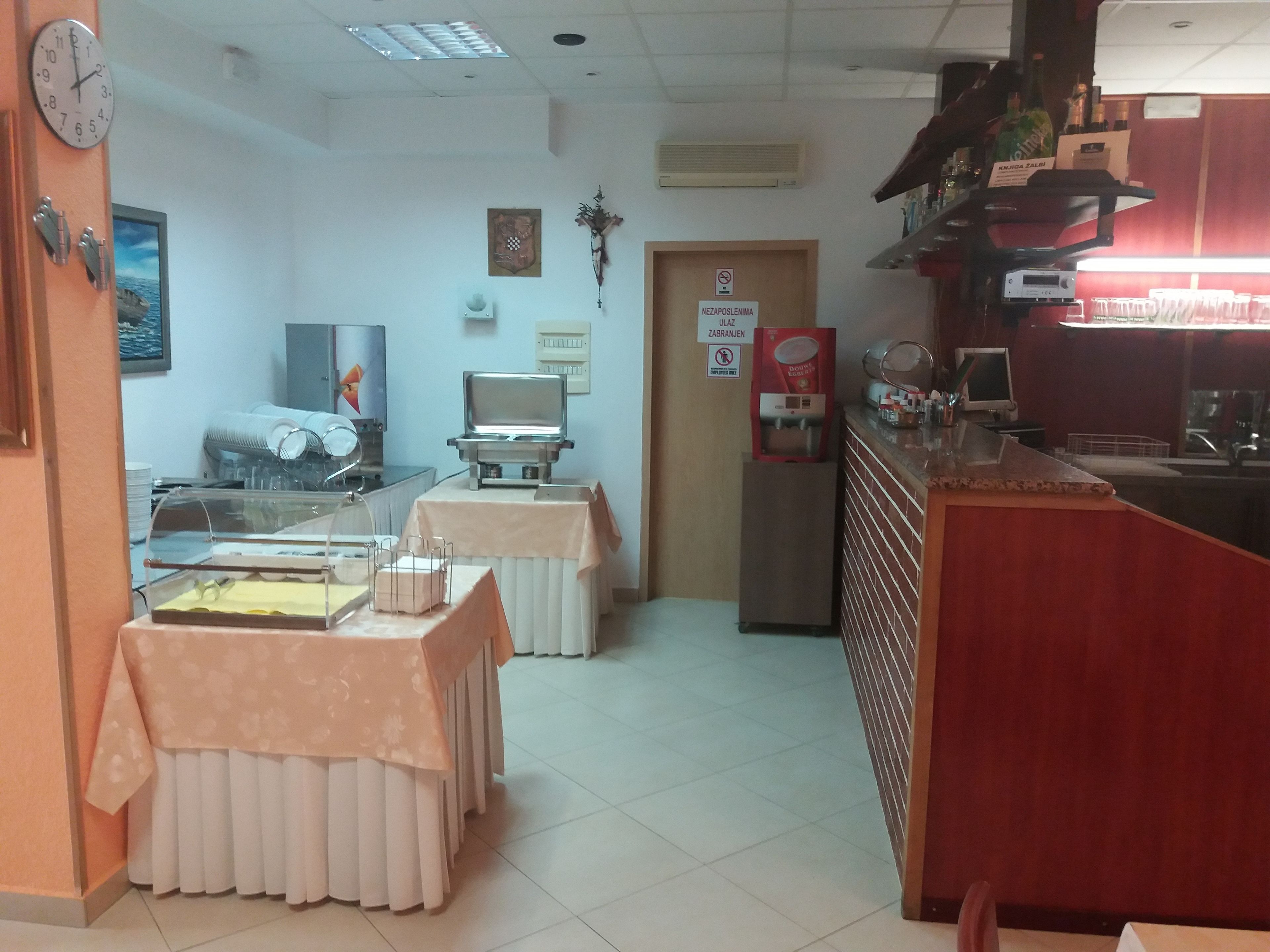 Daily continental breakfast (EUR 10 per person)