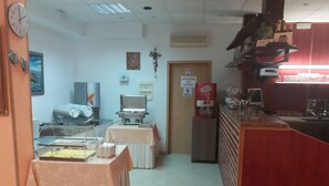 Daily continental breakfast for a fee - Villa Paula (Okrug)