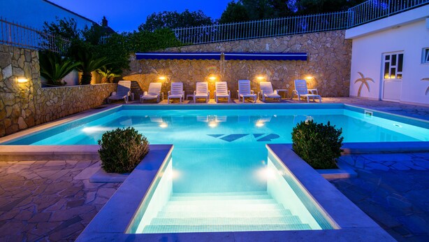 Outdoor pool, pool umbrellas, sun loungers - Villa Paula (Okrug)