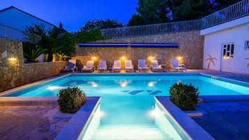 Piscine extérieure, parasols de plage, chaises longues