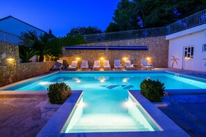 Piscine extérieure, parasols de plage, chaises longues