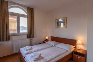 Escritorio, sistema de insonorización y tabla de planchar con plancha 