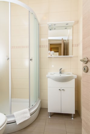 Baignoire à jets, sèche-cheveux, chaussons, serviettes fournies