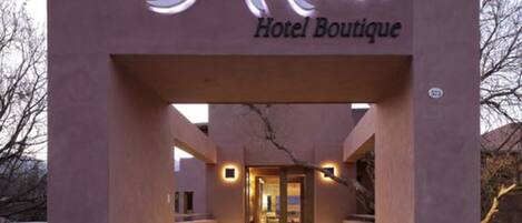 Entrada de un hotel con un cartel que dice "Las Marías Hotel Boutique".