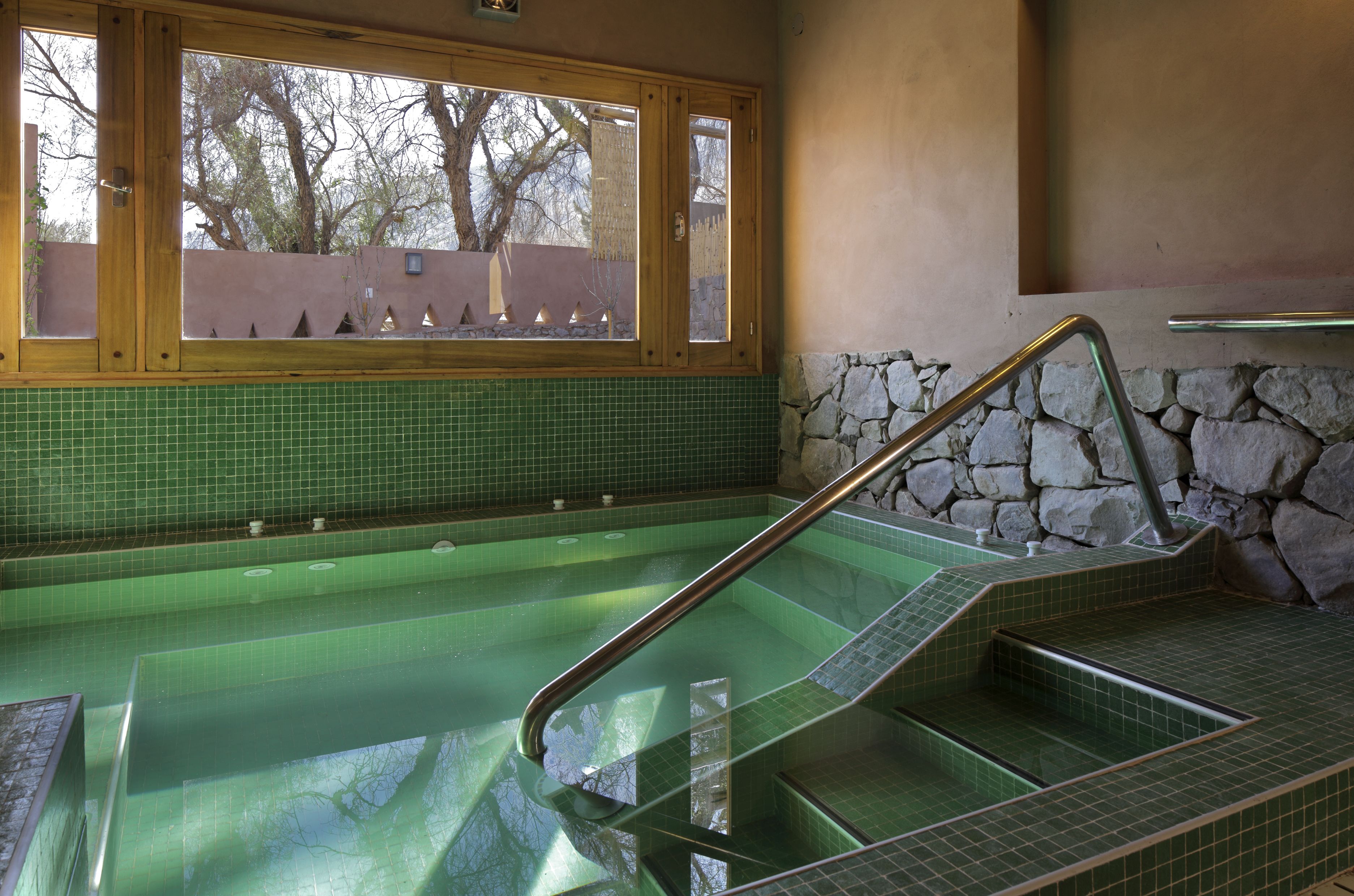 室外游泳池，提供日光浴躺椅