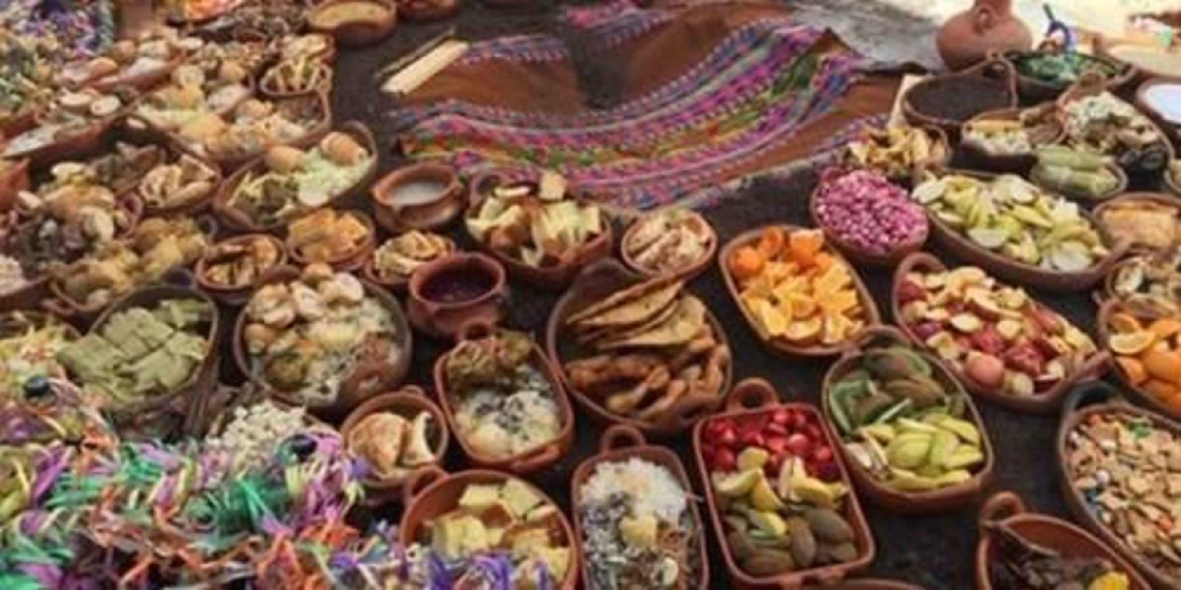 Une variété d’aliments présentés dans des bols et des paniers en terre cuite, disposés sur une surface plane.