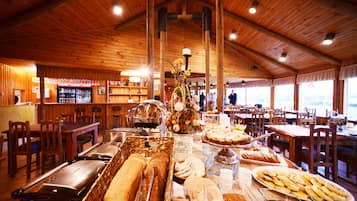 Petit déjeuner en libre-service compris tous les jours