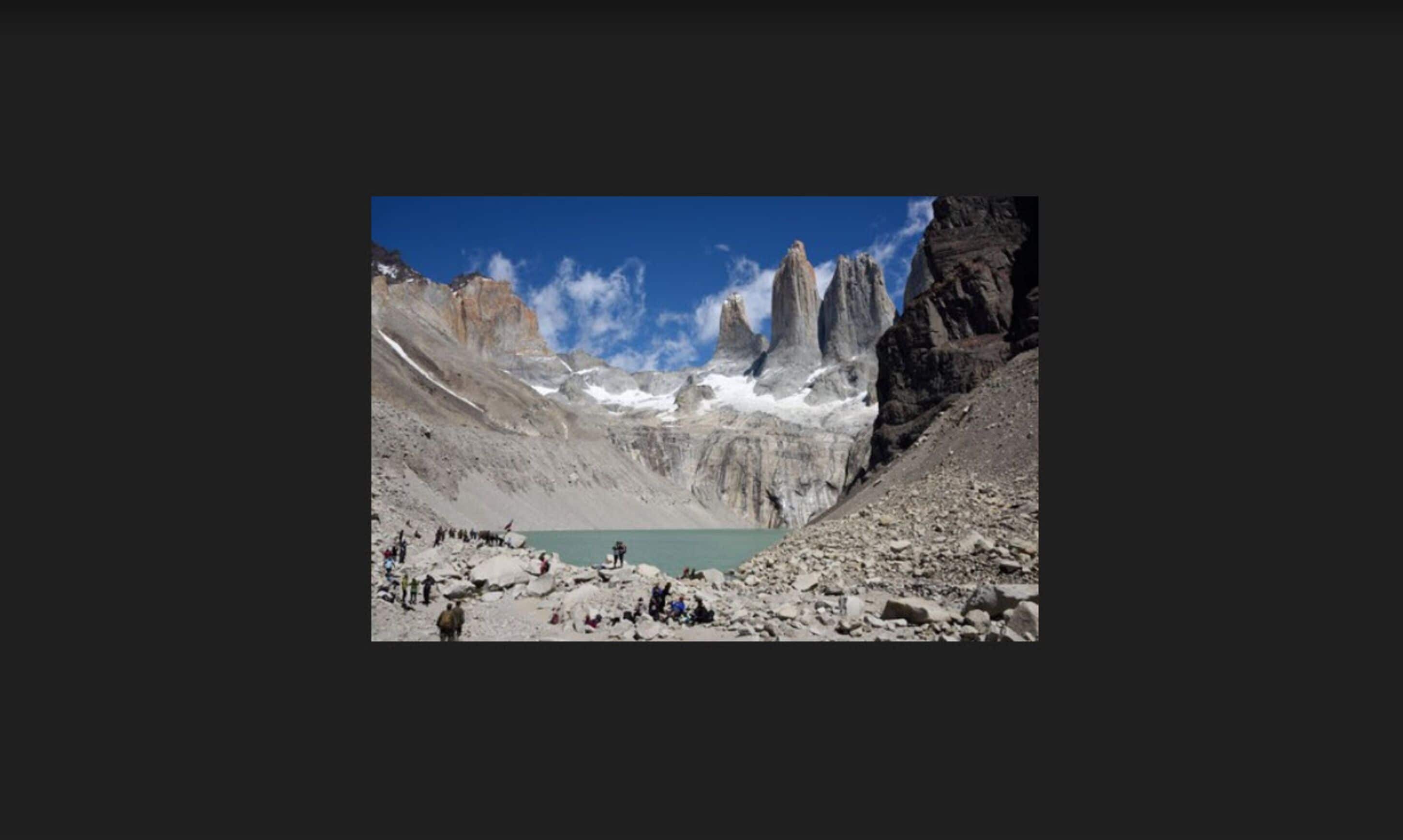 Un paysage montagneux avec un lac et un terrain rocheux.