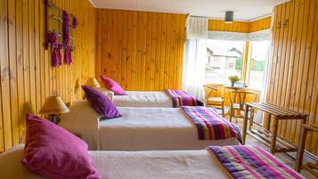 Habitación triple | Ropa de cama de alta calidad, escritorio, cortinas opacas