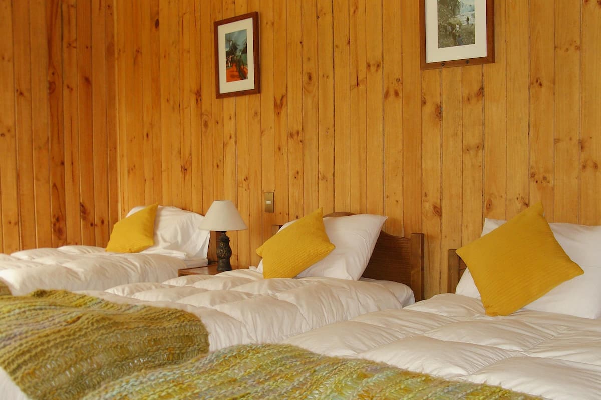 Ropa de cama de alta calidad, escritorio y cortinas blackout