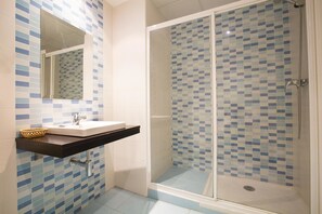 Douche, articles de toilette gratuits, sèche-cheveux