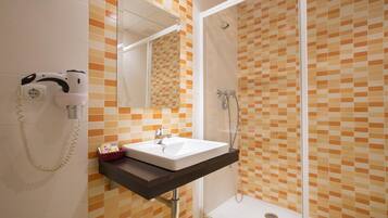 Een douche, gratis toiletartikelen, een haardroger, handdoeken