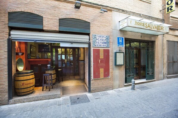 Front of property - Hostal Casa Salvador (Granada)