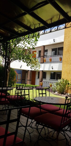 Télévision LCD de 25 pouces avec chaînes par câble, télévision