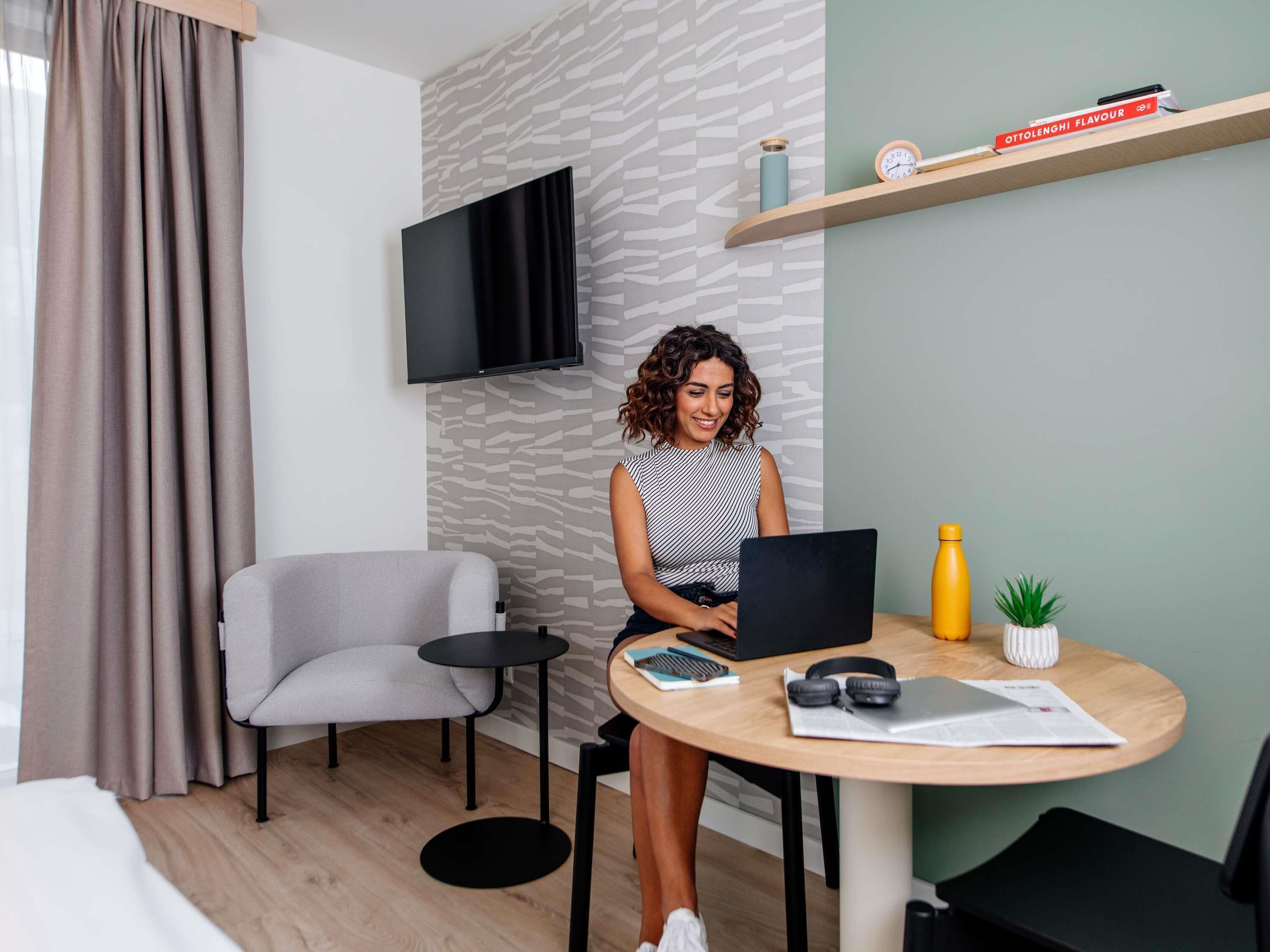 studio, 1 double bed | 1 bedroom, in-room safe, desk, laptop workspace