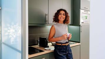 Estudio, 1 cama matrimonial | Caja de seguridad en la habitación y escritorio