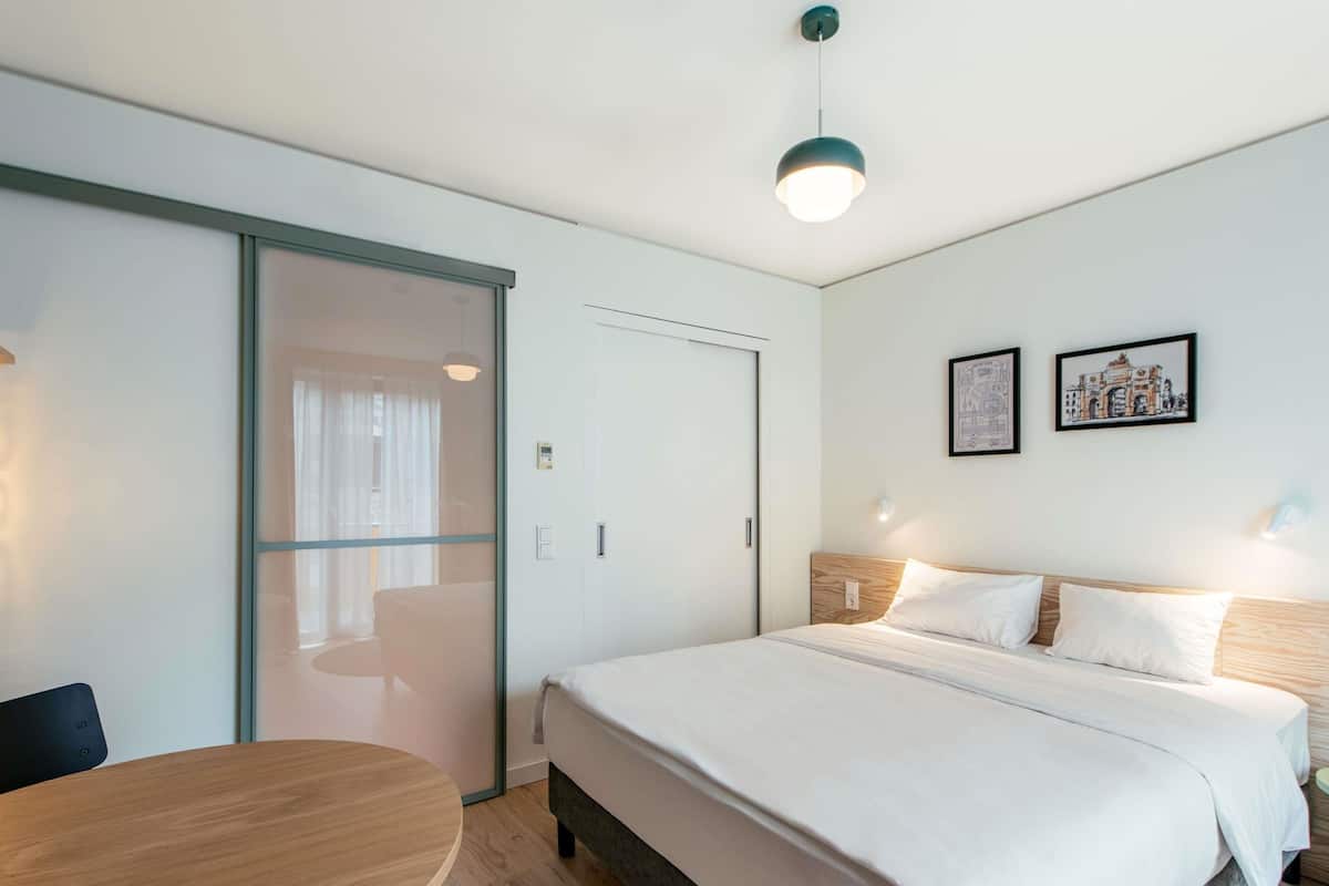 Studiolejlighed - 1 dobbeltseng | Pengeskab på værelset, skrivebord, arbejdsområde til bærbare computere