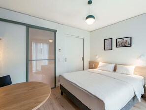 Studio, 1 dobbeltseng | Safe på rommet, skrivebord, skrivebord for bærbar PC og lydisolert