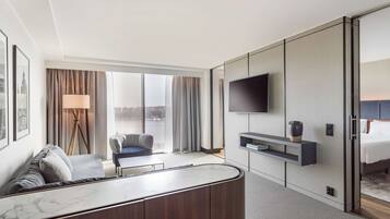 Hypo-allergenic bedding, in-room safe, desk, laptop workspace