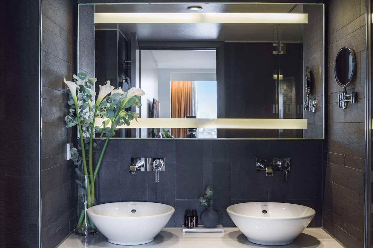 suite | bathroom | shower, eco-friendly toiletries, hair dryer, towels