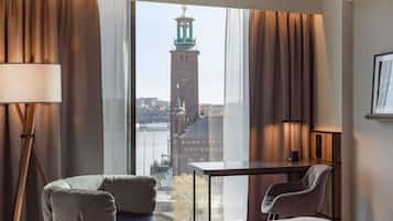 Superior-rum (Scenic View) | Allergitestade sängkläder, värdeförvaringsskåp på rummet och skrivbord