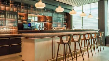 2 bars/lounges