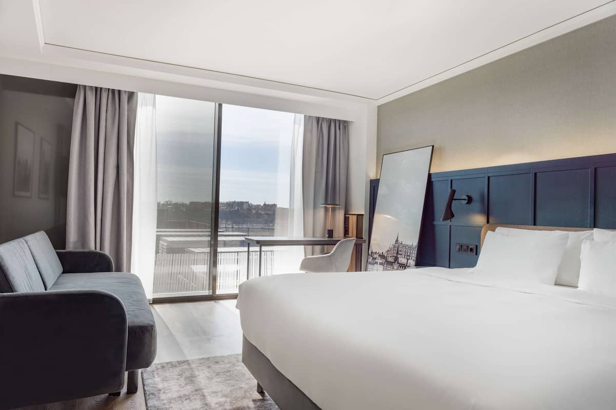 premium room, accessible (panoramic view) | hypo-allergenic bedding, in-room safe, desk, laptop workspace