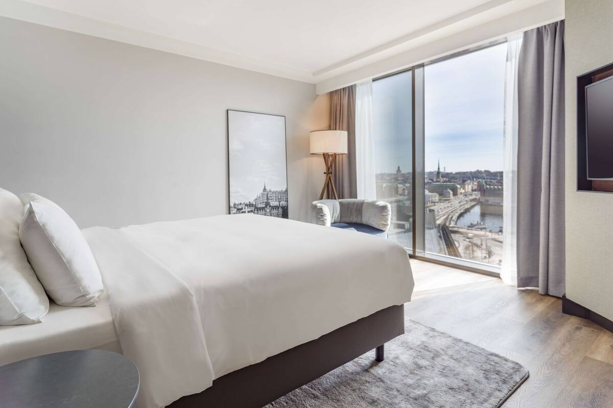 hypo-allergenic bedding, in-room safe, desk, laptop workspace