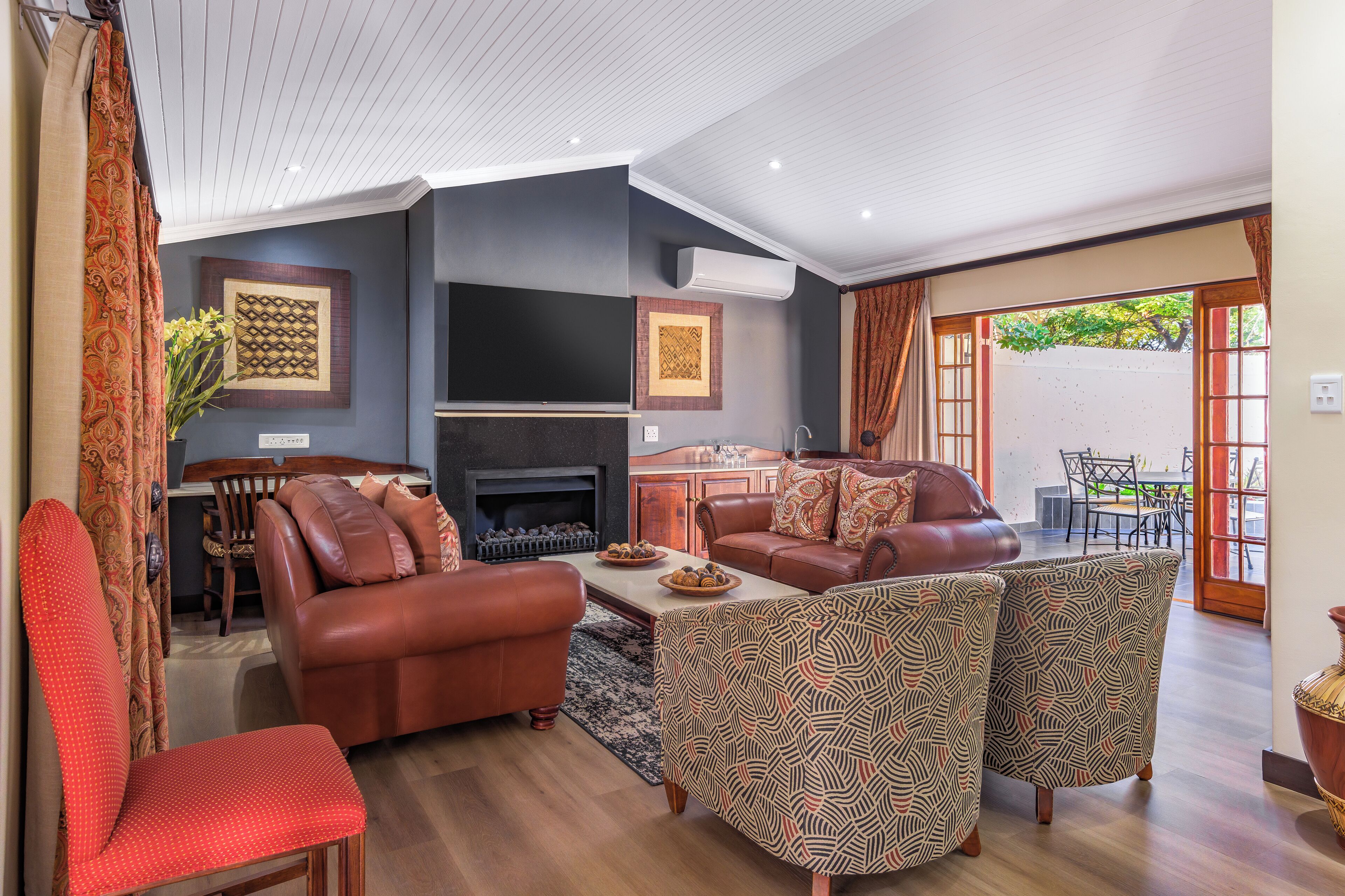 Presidential-sviitti, 1 makuuhuone, parveke, näköala puutarhaan | Ylelliset vuodevaatteet, untuvapeitot, tallelokero huoneessa