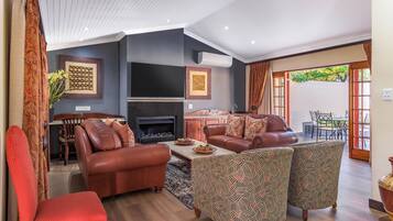 Presidential-sviitti, 1 makuuhuone, parveke, näköala puutarhaan | Ylelliset vuodevaatteet, untuvapeitot, tallelokero huoneessa