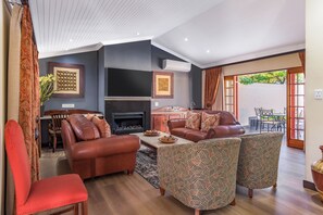 Suite – president, 1 soverom, balkong, hageutsikt | Sengetøy av topp kvalitet, dundyner og safe på rommet