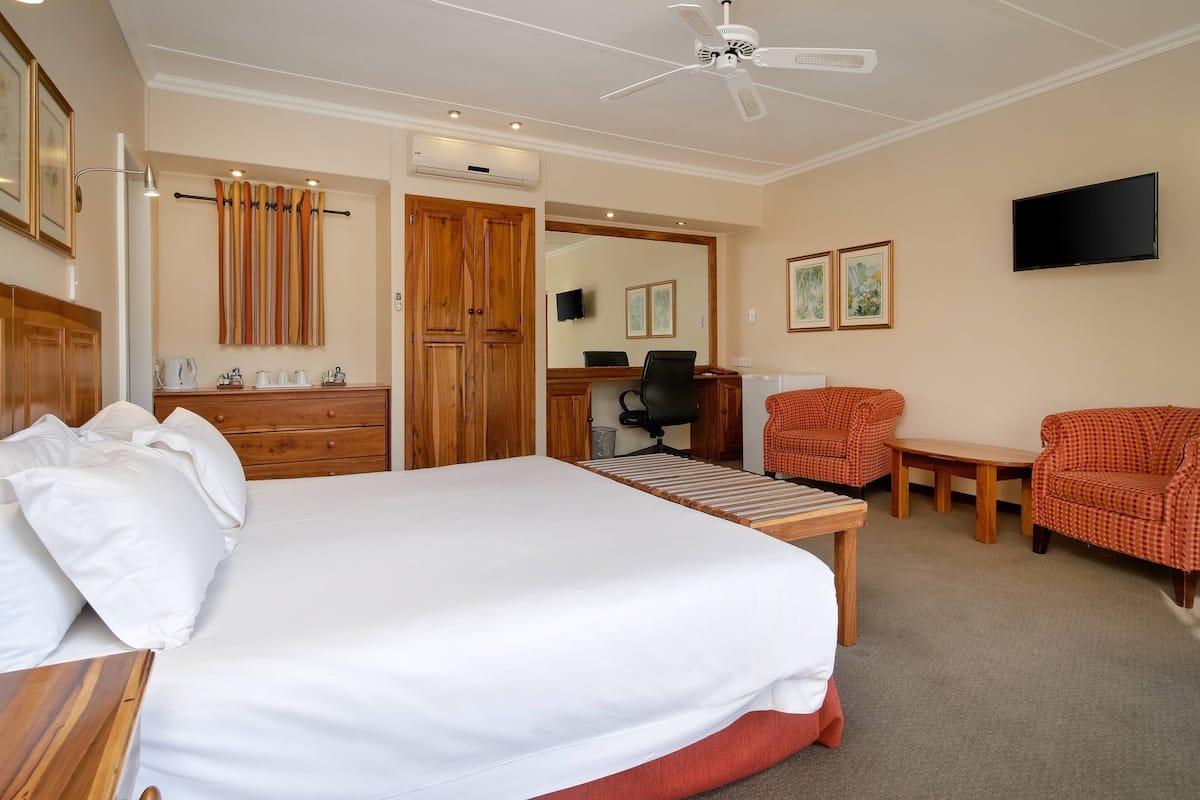 Family Room, 1 King Bed | 1 bedroom, premium bedding, down duvets, in-room safe