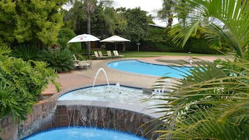 4 outdoor pools, pool umbrellas, pool loungers