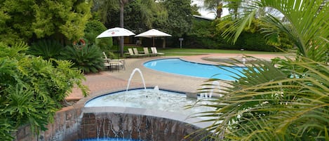 4 piscines extérieures, parasols de plage, chaises longues
