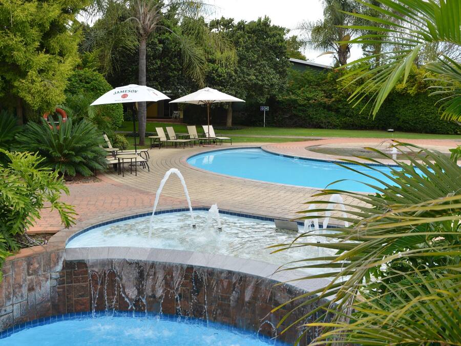 4 outdoor pools, pool umbrellas, pool loungers