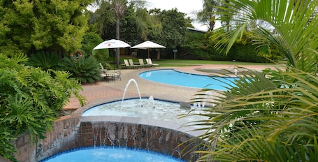 4 piscinas al aire libre, sombrillas, sillones reclinables de piscina