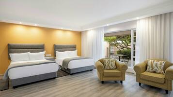 Huone, 2 parisänkyä, näköala puutarhaan | Ylelliset vuodevaatteet, untuvapeitot, tallelokero huoneessa