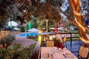 2 restaurants; breakfast, lunch, dinner, and brunch served