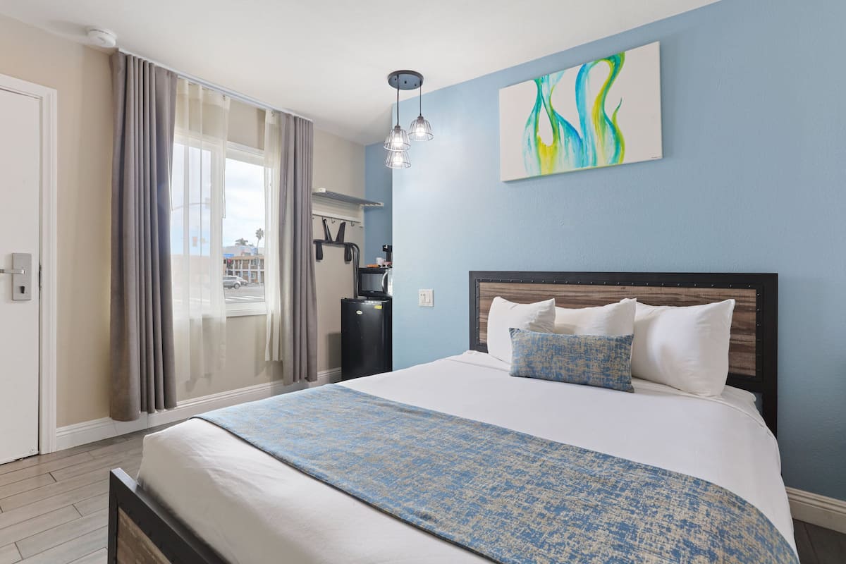 Una camera d'albergo con un letto grande, vista sull'esterno e arredamento moderno.
