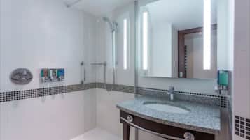 Ducha, artículos de higiene personal gratuitos y secador de pelo