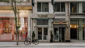 A building with a sign reading "The Jewel" and a restaurant named "HAMA JAPANESE" on the ground floor. - The Jewel Hotel, New York (New York)